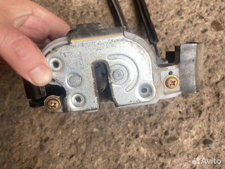 Mitsubishi colt замок передней левый