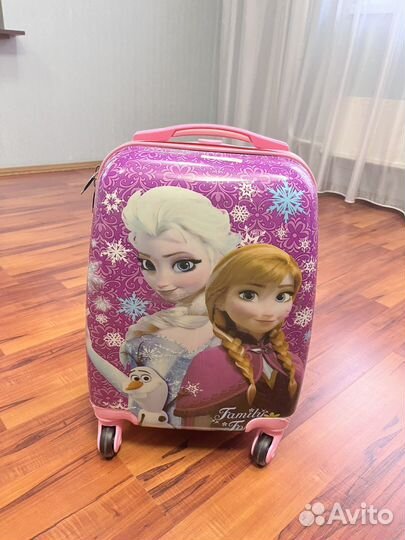 Чемодан на колесах пластиковый