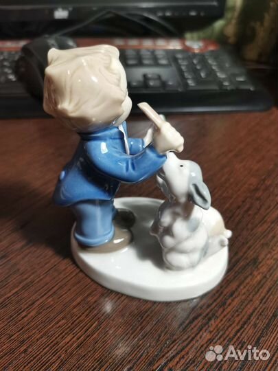 Фарфоровая статуэтка 