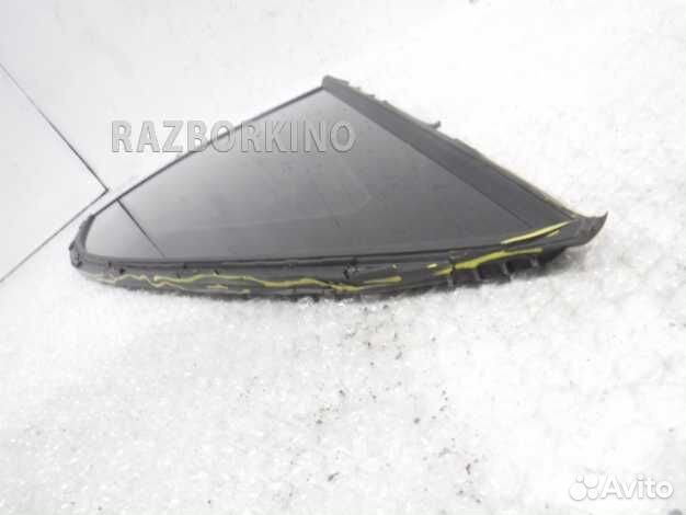 Форточка заднего правого крыла