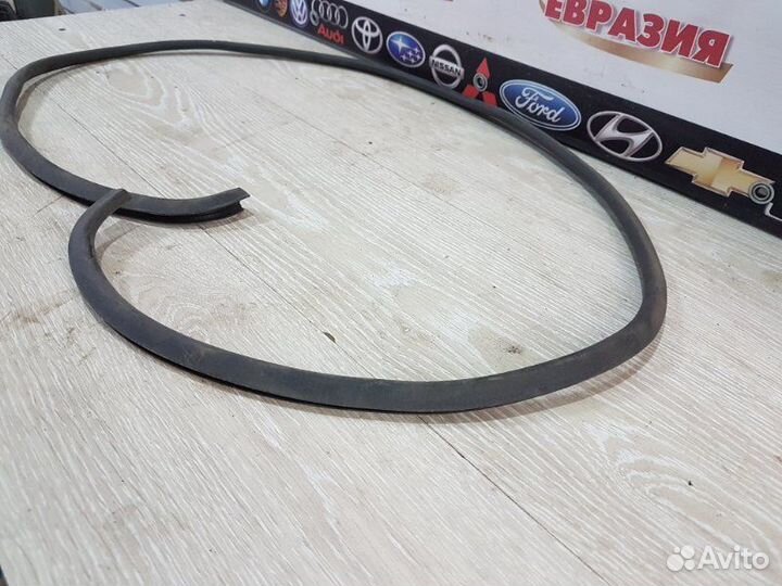 Уплотнительная резинка двери багажника задняя