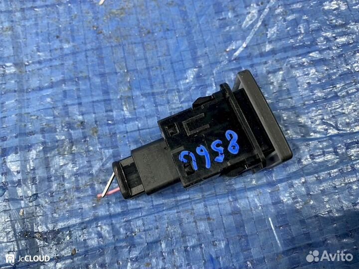 Кнопка лючка бензобака на toyota prius ZVW50 2zrfxe