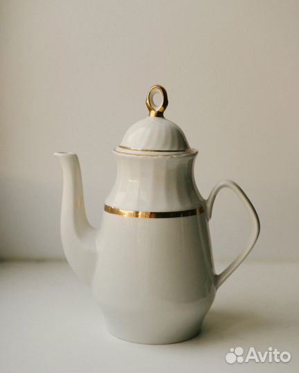 Фарфоровый чайник