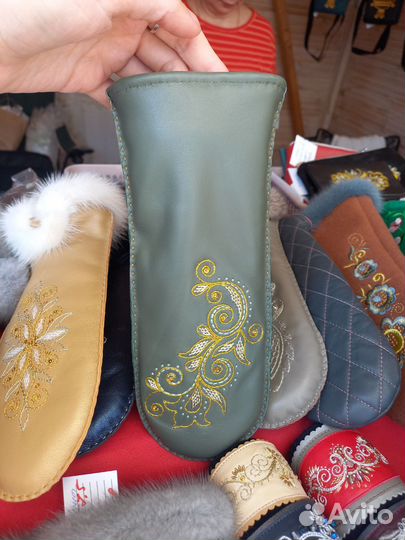 Варежки с вышивкой из натуральной кожи и меха