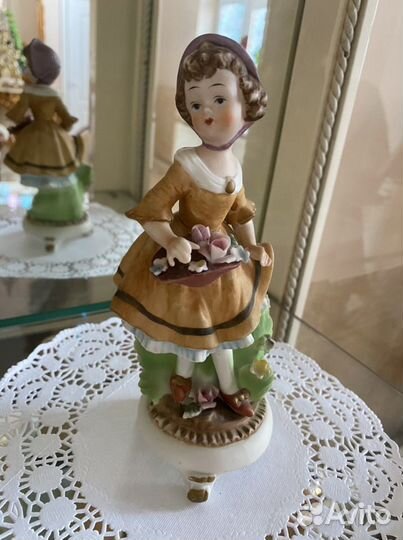 Статуэтка антикварная, фарфор