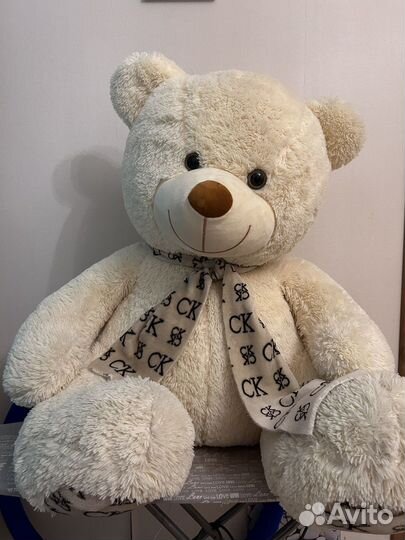 Большой плюшевый медведь