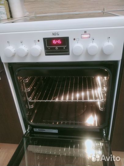 Электрическая плита с духовкой