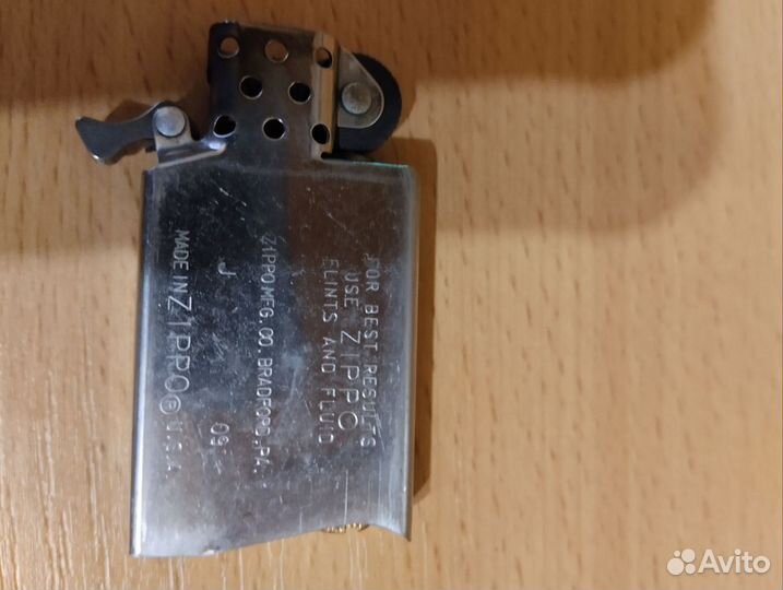 Зажигалка zippo и золотой унитаз