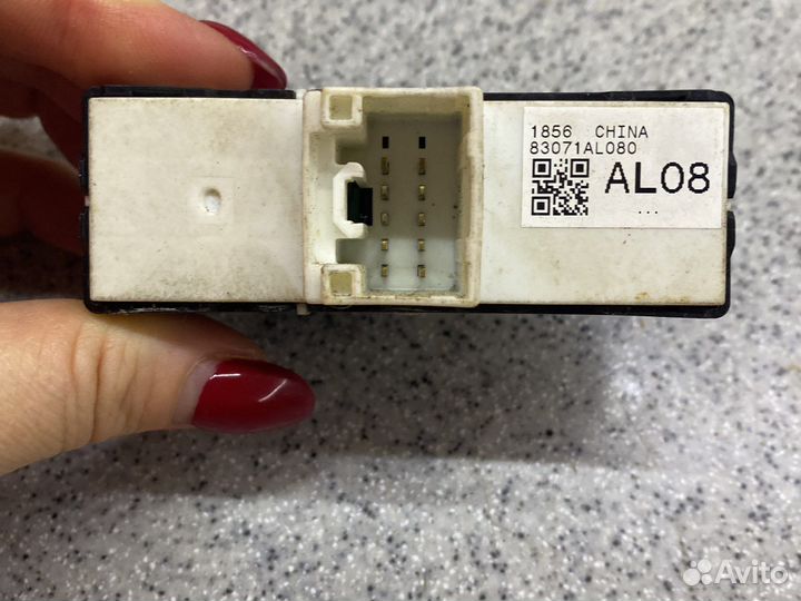 Кнопка стеклоподъемника задняя правая 83071AL080