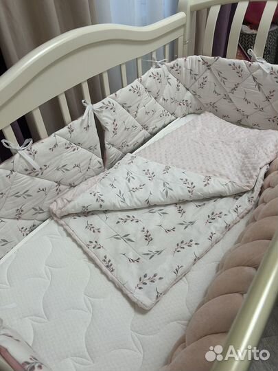 Детская кроватка с маятником