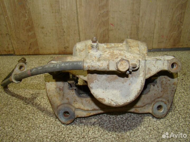 Суппорт передний левый Lexus RX 300/330/350/400h