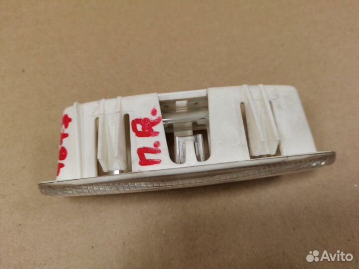 Плафон салонный передний правый Chrysler Voyager