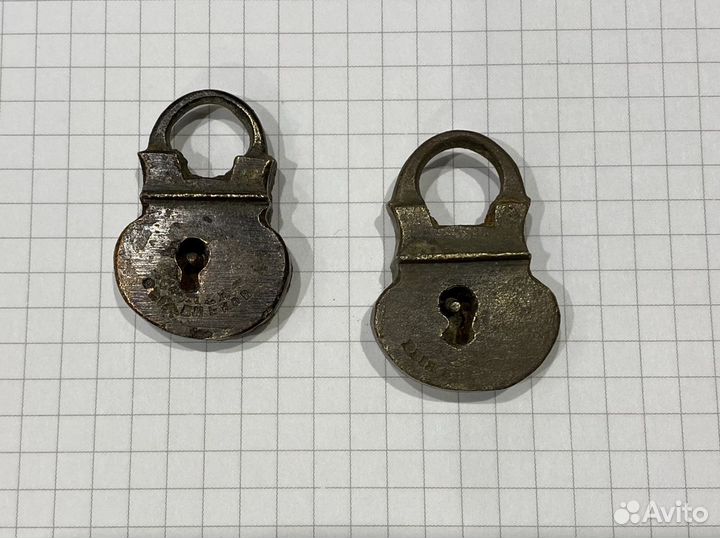 Замочек бронзовый