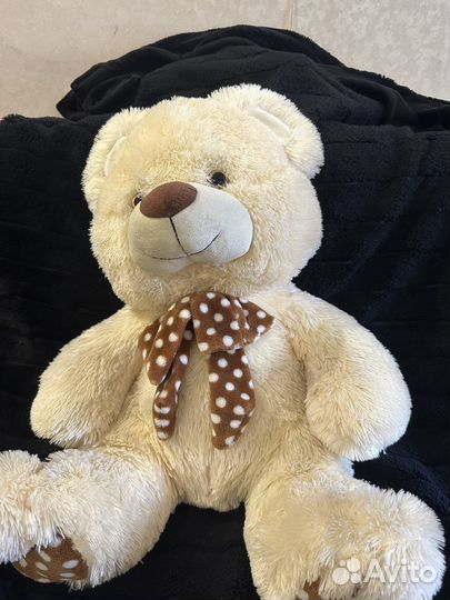 Большой плюшевый медведь