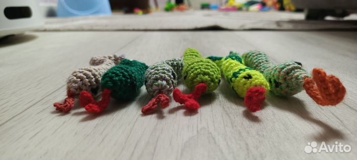 Вязаный брелок змейка