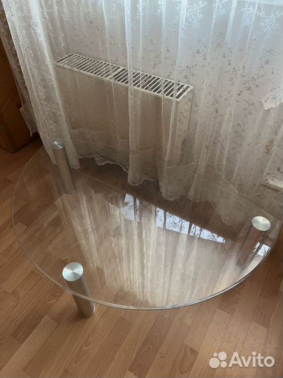 Стеклянный столик под телевизор