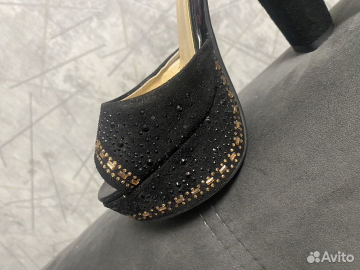 Босоножки на каблуке