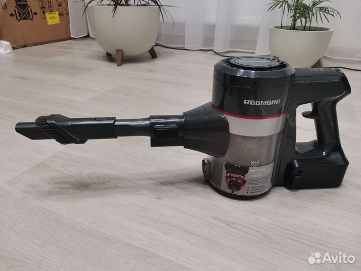 Вертикальный пылесос Redmond RV-UR362