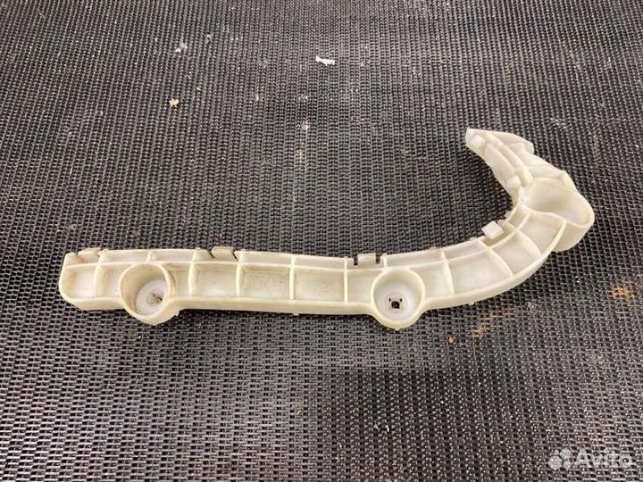 Крепление бампера переднее правое Mitsubishi