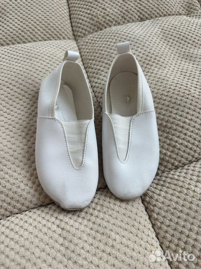 Отдам даром женские вещи, чешки детские 15 см