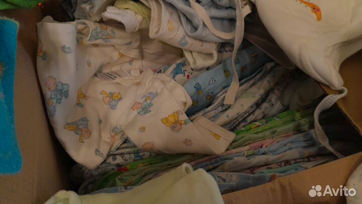 Большая коробка вещей на новорождённого