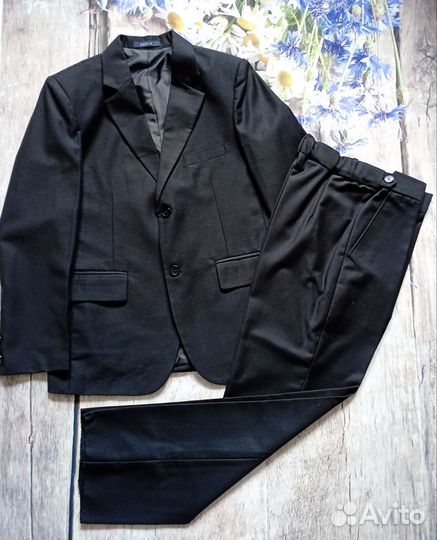 Костюм тройка новый на 8-9 лет