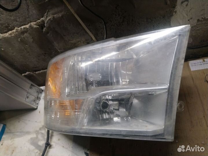Dodge Ram фара правая