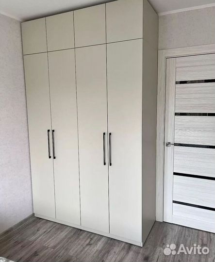 Современный распашной шкаф