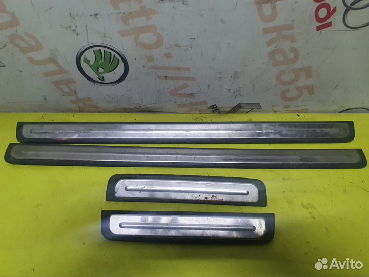 Накладки на внутренние пороги б.у Nissan Primera