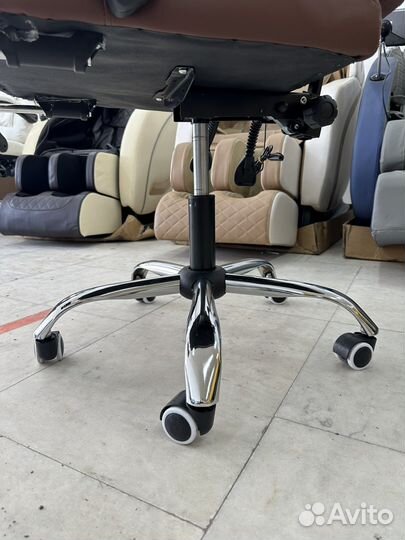 Офисное кресло с массажем и подножкой