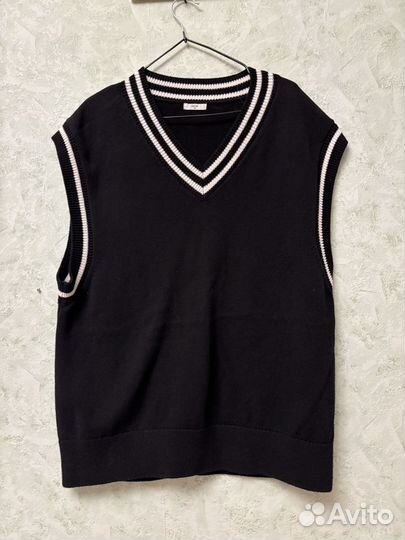 Черная желетка с V образным вырезом