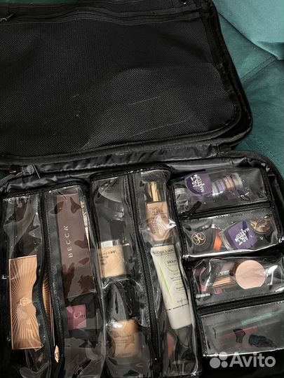 Кейс визажиста с косметикой