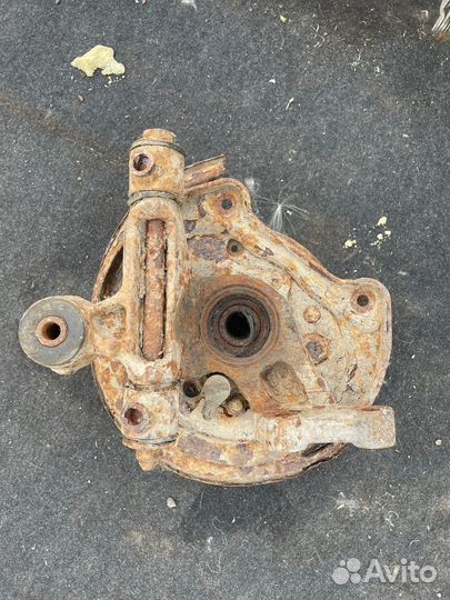 Легаси B11 EJ20 задняя ступица кулак задний