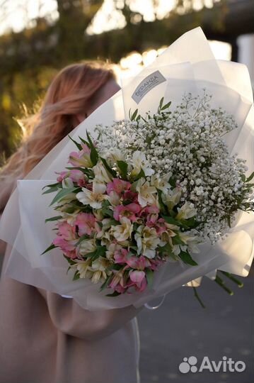 Букет из альстромерий и гипсофилы