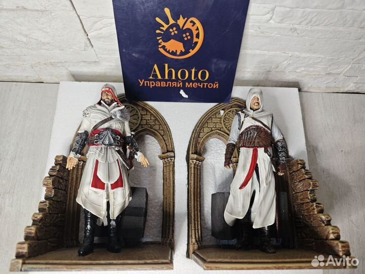 Фигурка Altair and Ezio Assassins Creed Bookends