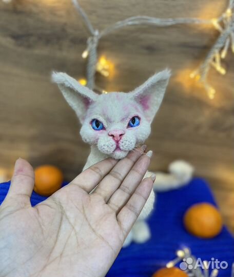 Итерьерная игрушка кошка породы девон-рекс