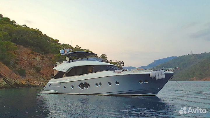 Моторная яхта MCY 70