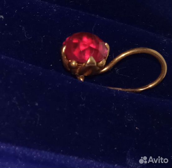 Золотая серьга