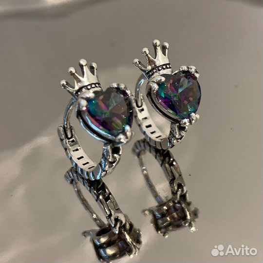 Серьги в форме короны с цветным сердцем из фианита