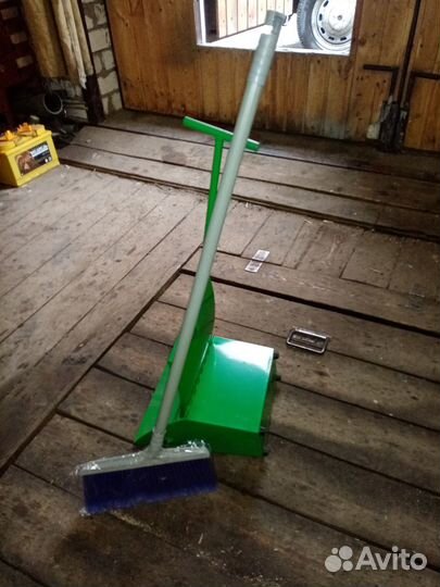 Металлический совок и щётка для уборки
