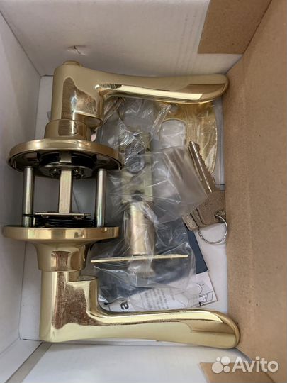 Дверная ручка с замковым механизмом