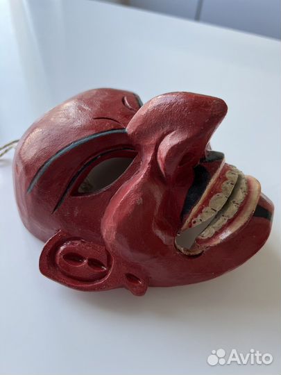 Маска из дерева. Бутан