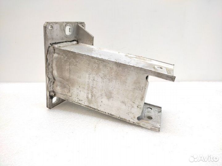 Кронштейн усилителя бампера передний левый Audi A4
