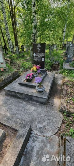 Уборка могил на кладбище