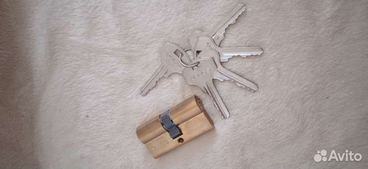Личинка для замка + 5 ключей
