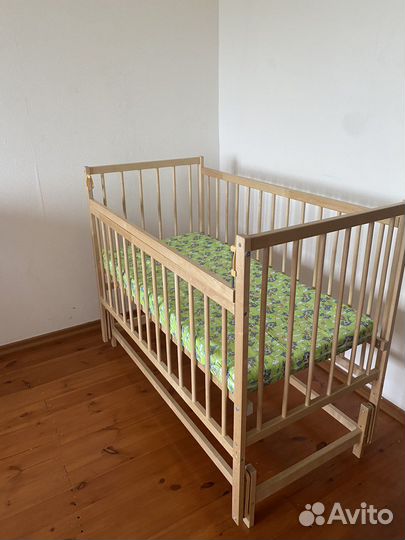 Детская кроватка с маятником