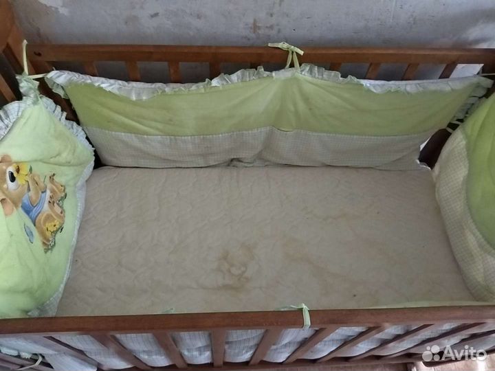 Детская кроватка с маятником