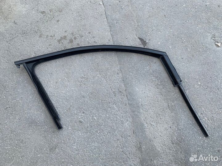 Уплотнитель стекла двери передней правой Golf 7