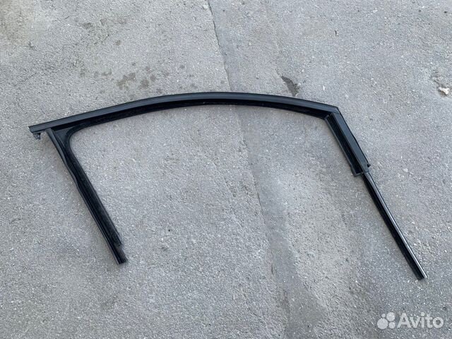 Уплотнитель стекла двери передней правой Golf 7