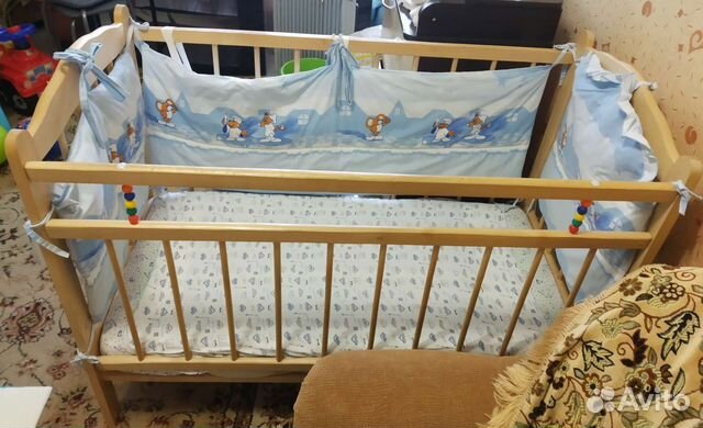 Детская кроватка с поперечным маятником